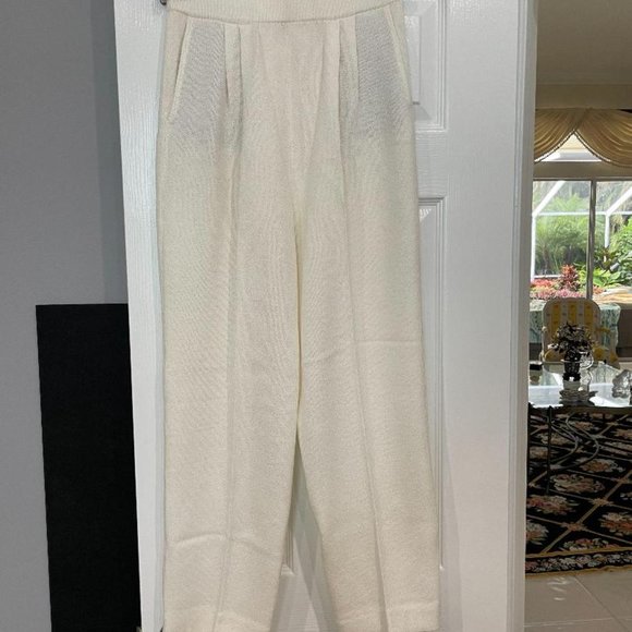 St John Santana Knit Pantsuit. Excellent . Size 10. Gold beaded trim. REDUCED! - Picture 4 of 5